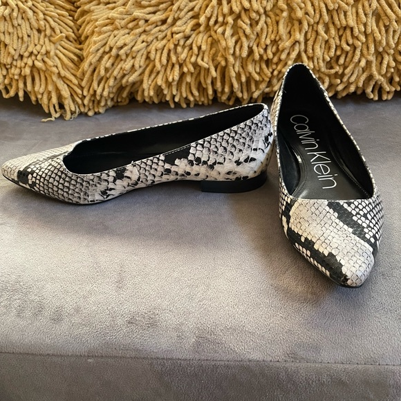 Gorgeous Calvin Klein “snakeskin” flats. Woman’s size 7. - Picture 5 of 5
